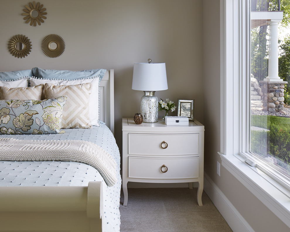 Aménagement d'une chambre de taille moyenne avec un mur beige.