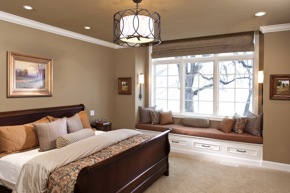 ミネアポリスにあるトラディショナルスタイルのおしゃれな寝室 (茶色い壁、カーペット敷き)