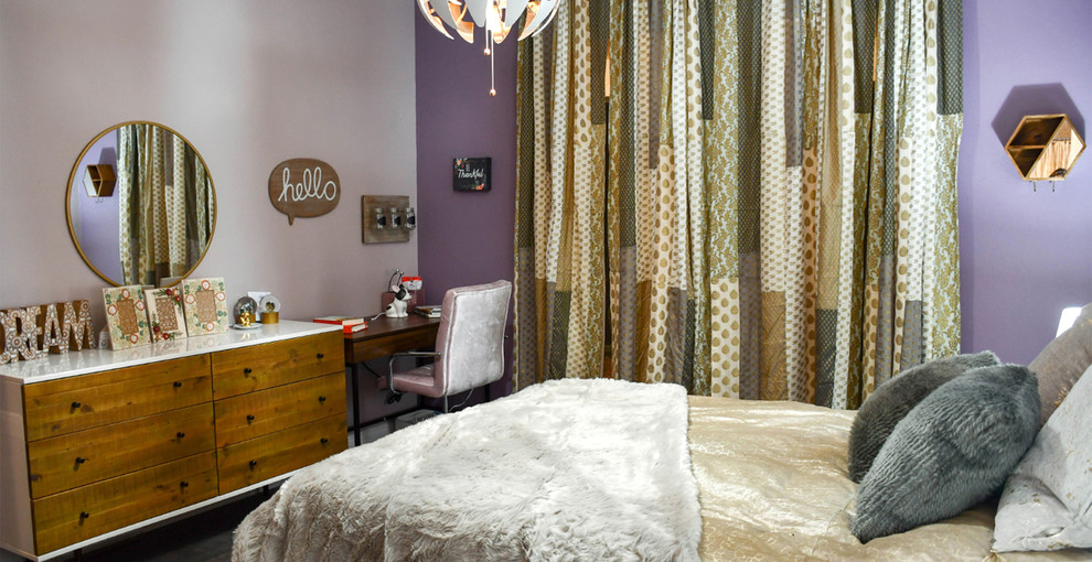Cette image montre une grande chambre d'amis style shabby chic avec un mur violet, parquet foncé et un sol gris.
