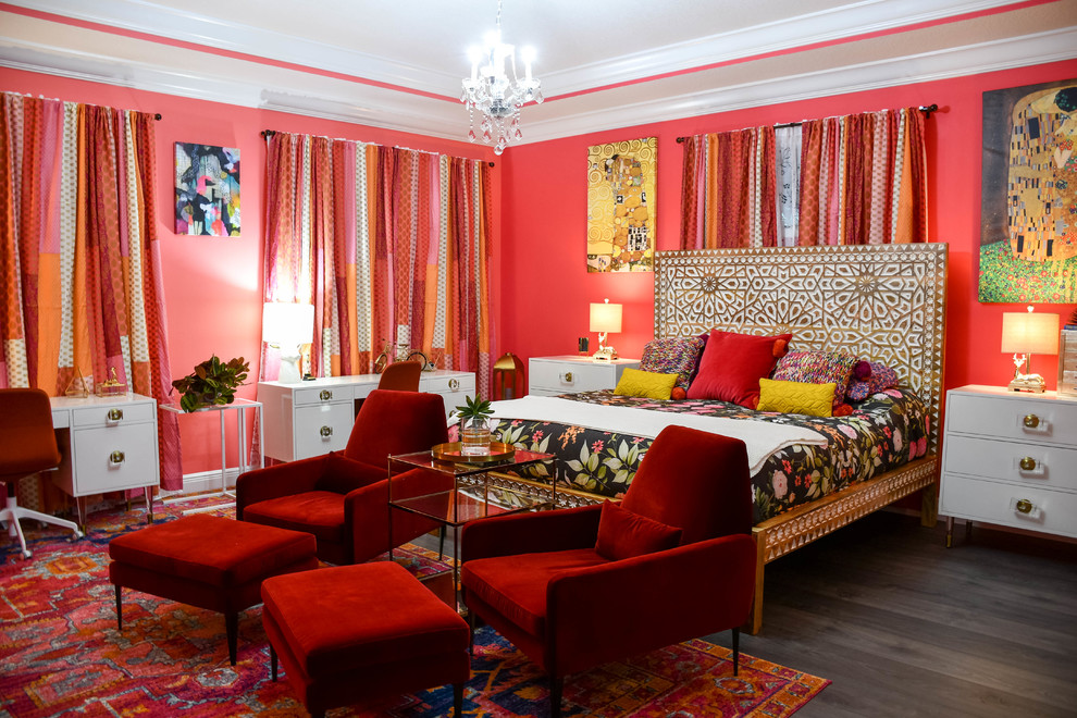 Großes Stilmix Schlafzimmer mit lila Wandfarbe, dunklem Holzboden und grauem Boden in Orlando