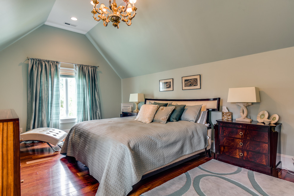 Mittelgroßes Klassisches Hauptschlafzimmer ohne Kamin mit blauer Wandfarbe, dunklem Holzboden und braunem Boden in Charlotte