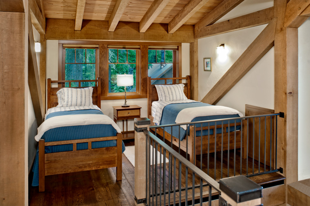 Foto de dormitorio tipo loft rural con paredes blancas, suelo de madera oscura y suelo marrón