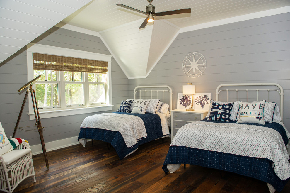 Imagen de habitación de invitados marinera grande con paredes grises y suelo de madera en tonos medios