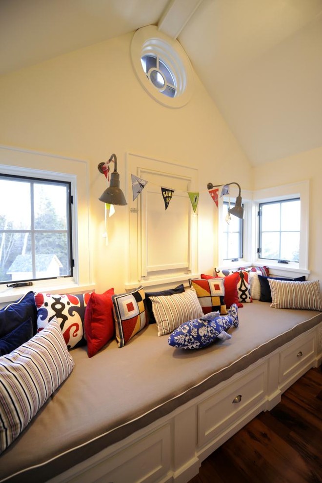 Uriges Schlafzimmer mit weißer Wandfarbe in Toronto