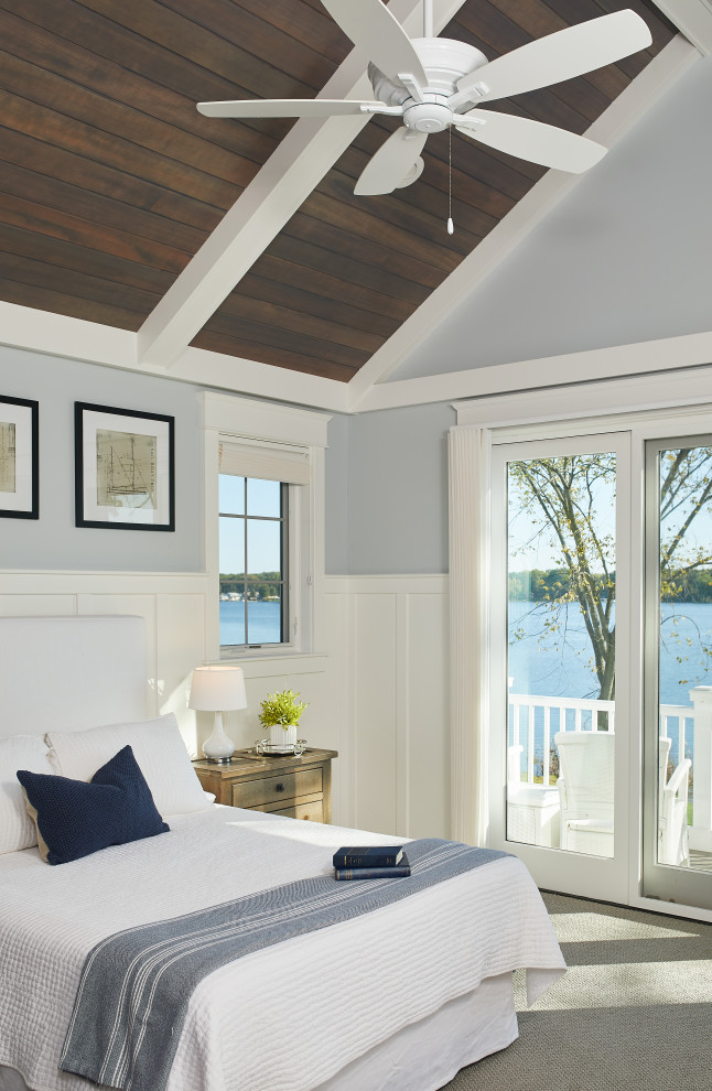 グランドラピッズにあるビーチスタイルのおしゃれな客用寝室 (カーペット敷き、グレーの床、グレーの壁、三角天井、板張り天井、羽目板の壁)