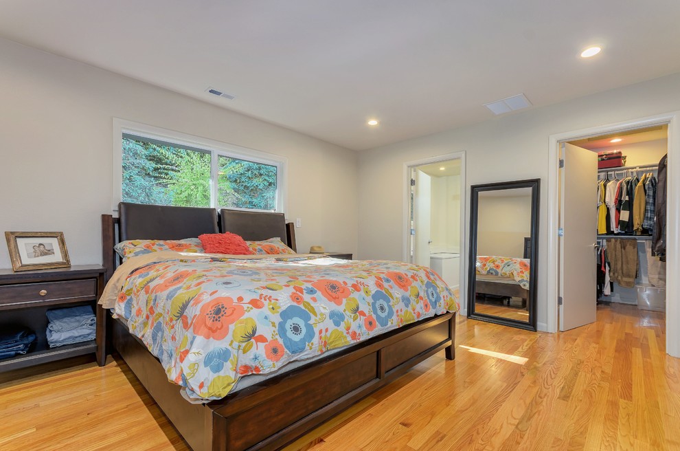 Mittelgroßes Modernes Hauptschlafzimmer ohne Kamin mit beiger Wandfarbe und braunem Holzboden in Portland