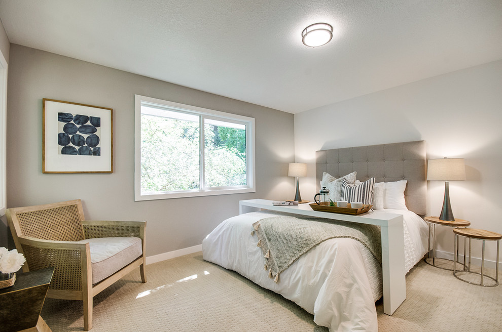 Imagen de dormitorio principal tradicional renovado de tamaño medio sin chimenea con paredes beige, moqueta y suelo beige
