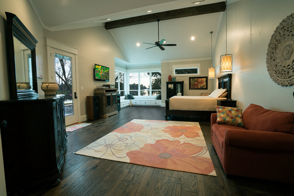 Foto de dormitorio principal de estilo americano extra grande sin chimenea con paredes beige, suelo de madera en tonos medios y suelo marrón