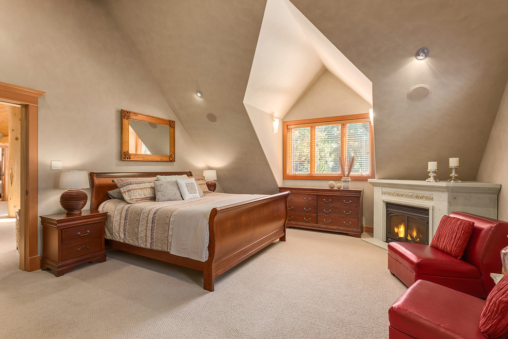 Rustikales Gästezimmer mit beiger Wandfarbe, Teppichboden, Eckkamin und Kaminumrandung aus Beton in Vancouver