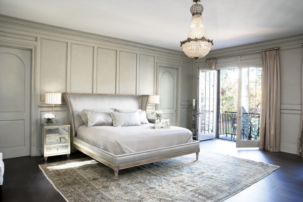 Modelo de dormitorio principal clásico renovado grande con paredes grises y suelo de madera oscura