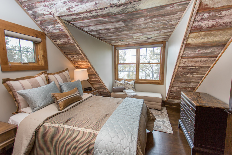 Rustikales Hauptschlafzimmer mit grauer Wandfarbe und dunklem Holzboden in Minneapolis