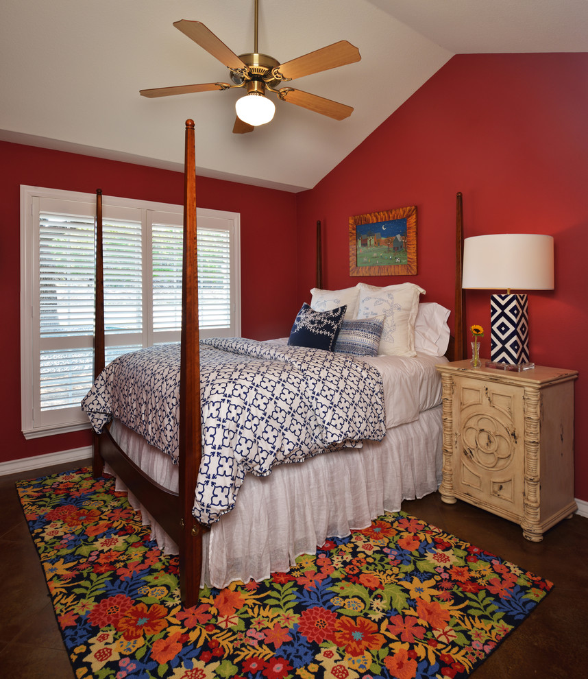 На фото: гостевая спальня среднего размера, (комната для гостей) в классическом стиле с красными стенами и бетонным полом с