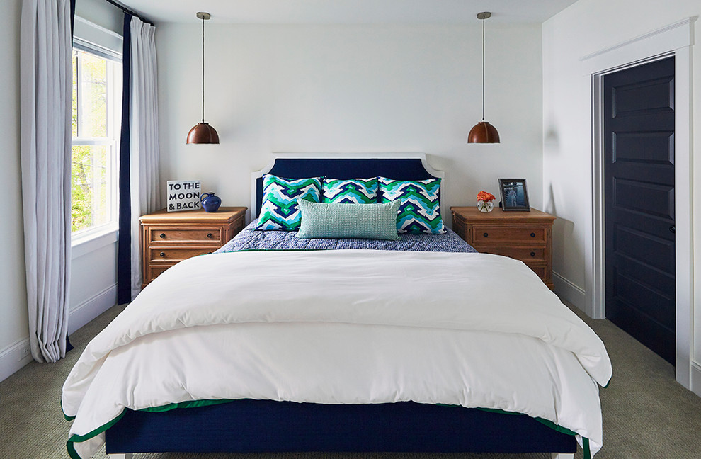 Maritimes Schlafzimmer ohne Kamin mit weißer Wandfarbe, Teppichboden und grauem Boden in Raleigh