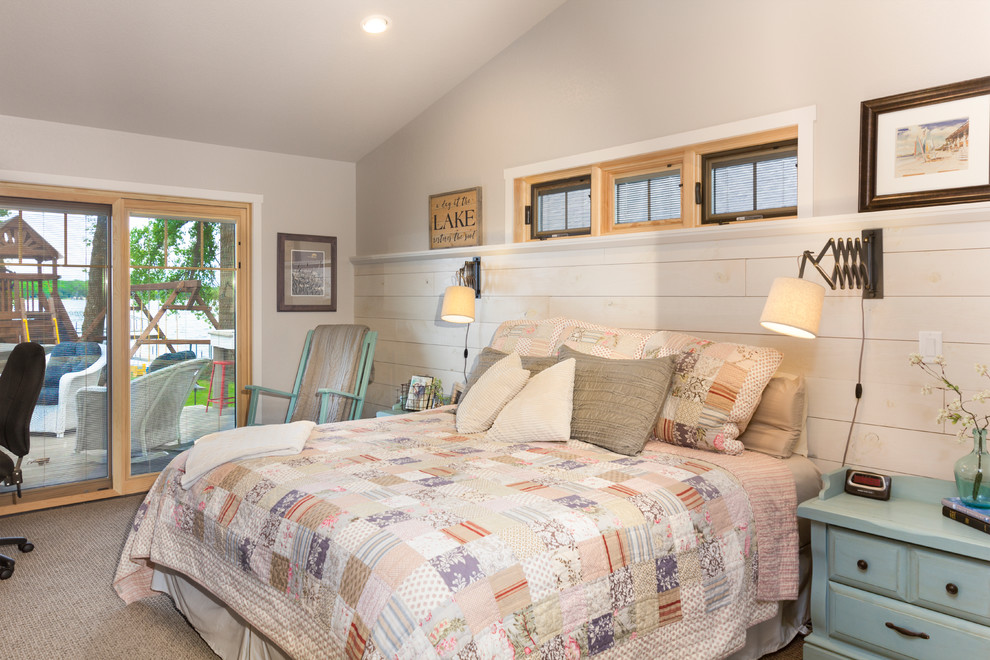 Uriges Schlafzimmer mit grauer Wandfarbe, Teppichboden und grauem Boden in Sonstige