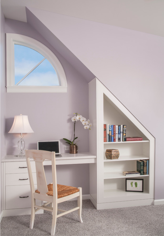 Immagine di una piccola camera da letto tradizionale con pareti viola e moquette