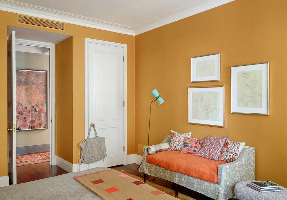 シカゴにあるトランジショナルスタイルのおしゃれな客用寝室 (黄色い壁、無垢フローリング) のインテリア