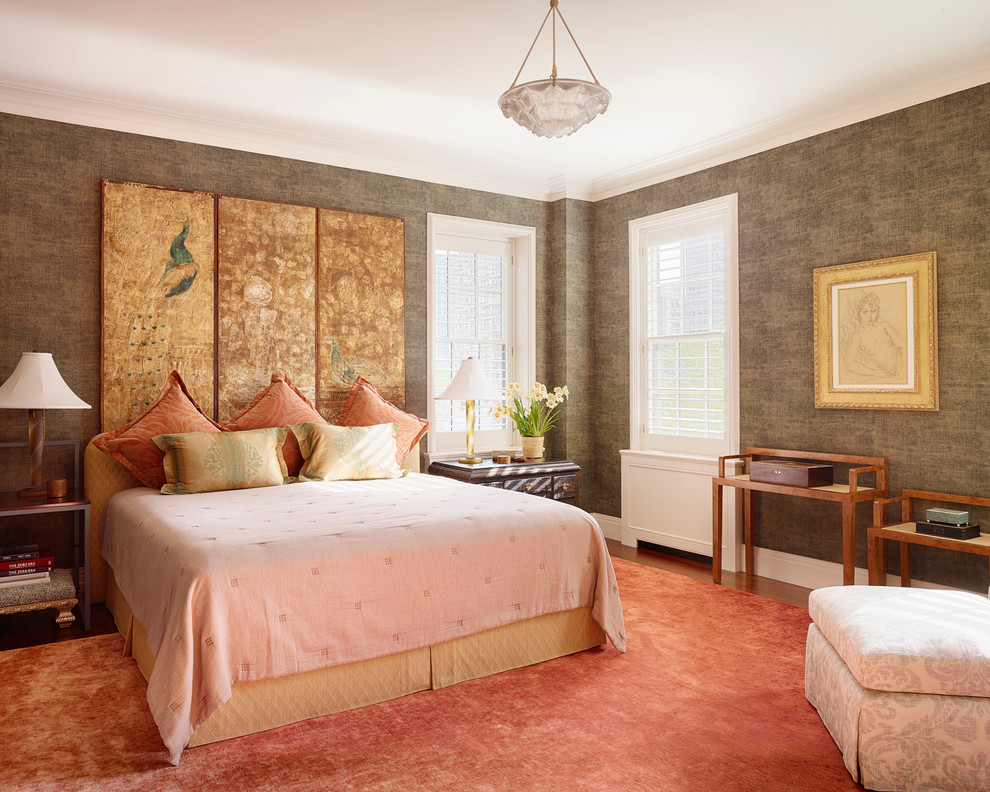 Exemple d'une chambre parentale grise et rose asiatique avec un sol en bois brun.