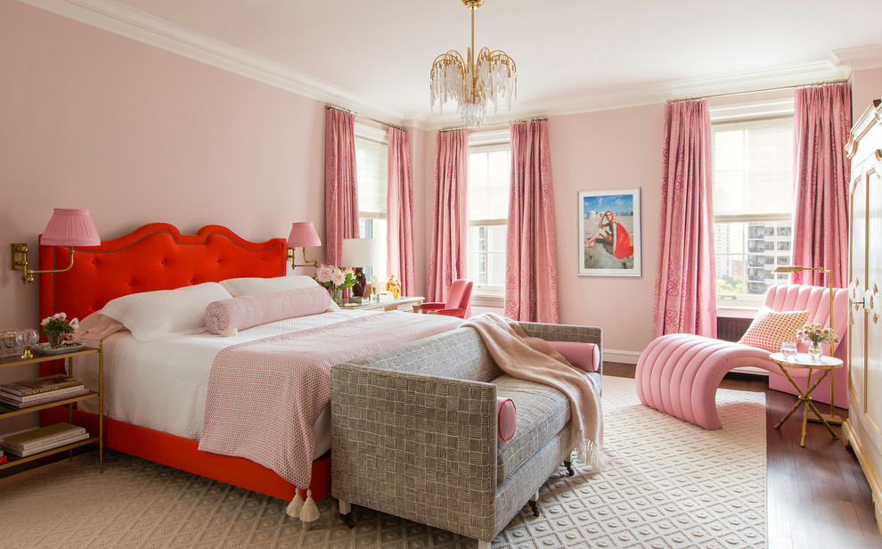 Пример оригинального дизайна: большая спальня в классическом стиле с розовыми стенами и темным паркетным полом без камина