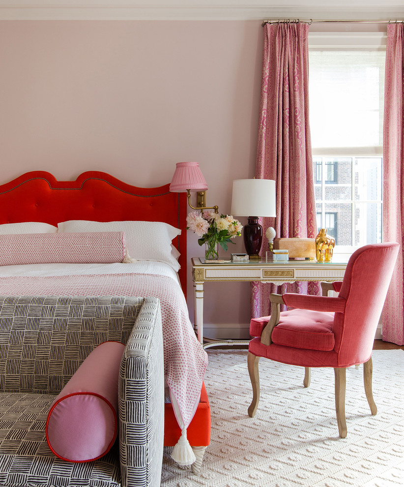 Cette photo montre une grande chambre chic avec un mur rose, aucune cheminée et un sol blanc.