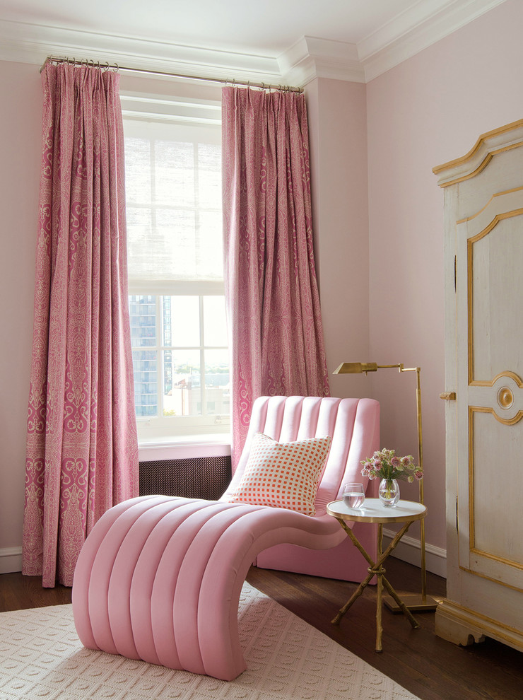 Пример оригинального дизайна: большая хозяйская спальня в классическом стиле с розовыми стенами, ковровым покрытием и белым полом без камина