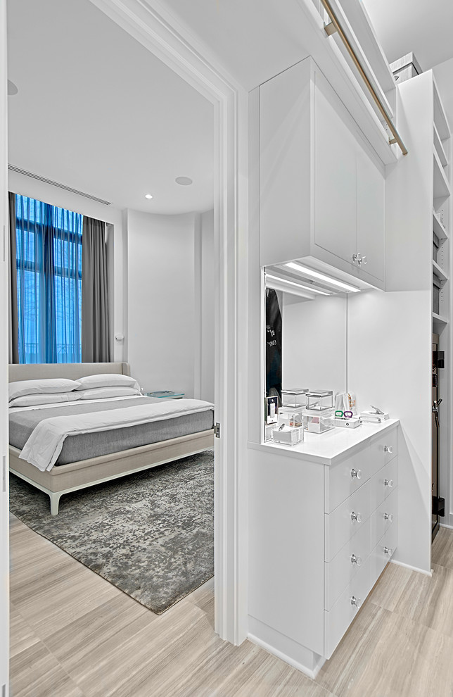 Modelo de dormitorio principal clásico renovado de tamaño medio sin chimenea con paredes blancas, suelo de baldosas de porcelana y suelo gris
