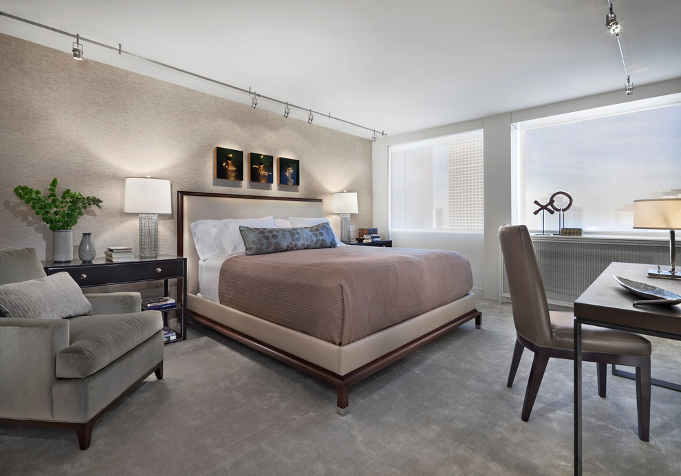 Modernes Schlafzimmer mit grauer Wandfarbe und Teppichboden in Chicago