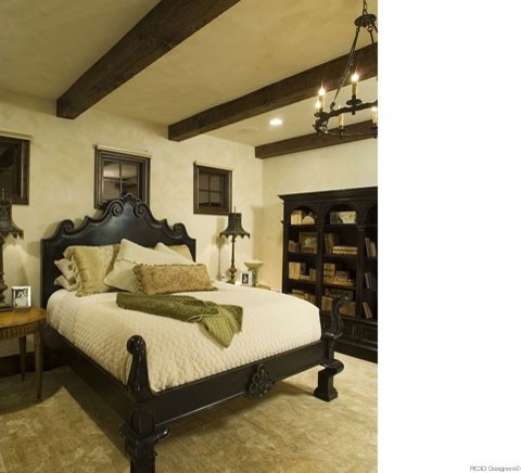 Mittelgroßes Mediterranes Hauptschlafzimmer ohne Kamin mit beiger Wandfarbe und Teppichboden in Dallas