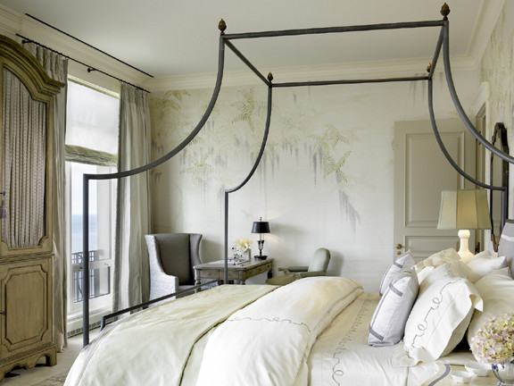 Свежая идея для дизайна: гостевая спальня (комната для гостей) в классическом стиле с ковровым покрытием и серым полом - отличное фото интерьера