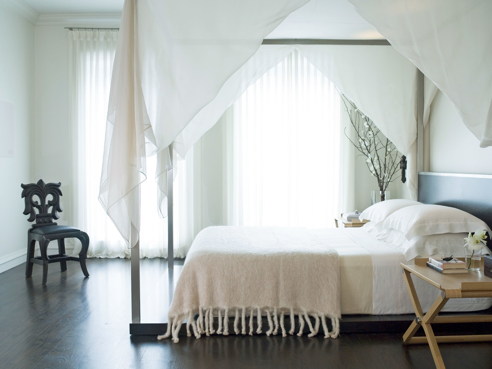 Foto di una camera da letto contemporanea con pareti bianche