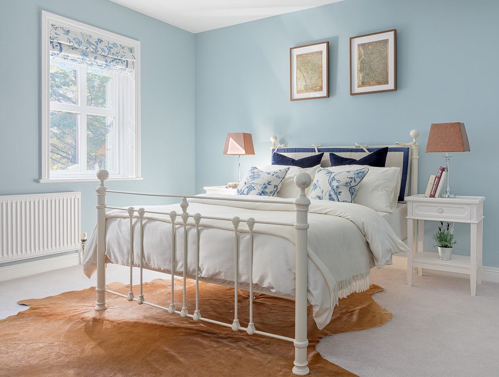 Идея дизайна: большая гостевая спальня (комната для гостей) в морском стиле с синими стенами, ковровым покрытием и серым полом