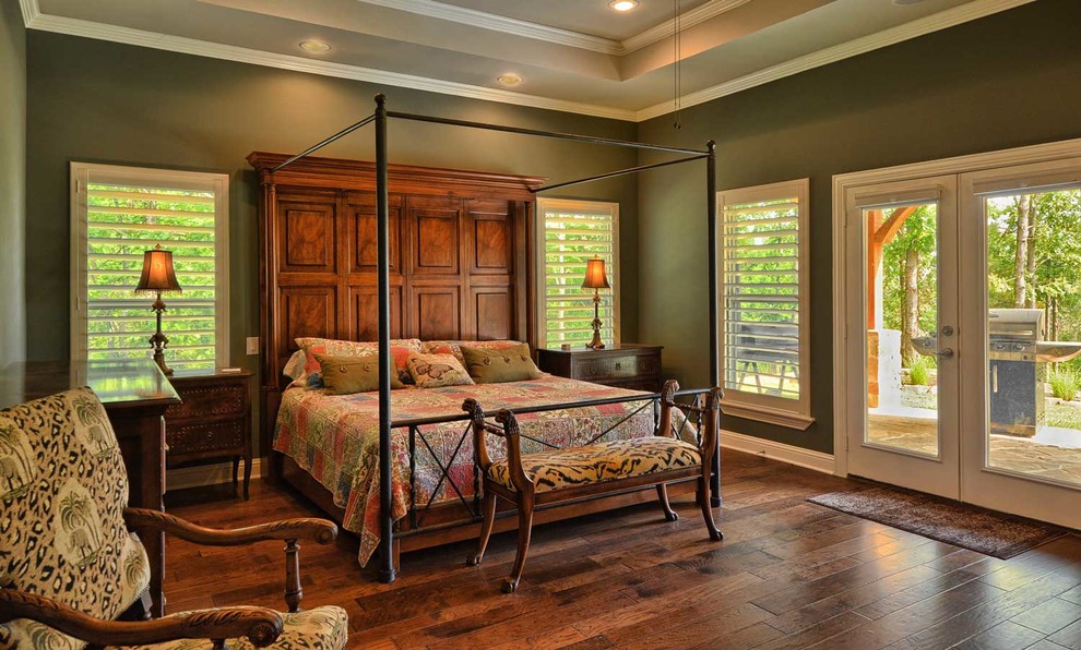 Ejemplo de dormitorio principal clásico de tamaño medio con paredes verdes y suelo de madera en tonos medios
