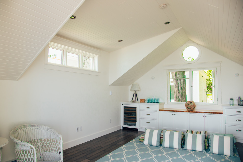 Exemple d'une chambre d'amis craftsman de taille moyenne avec un mur blanc, parquet foncé, aucune cheminée et un sol marron.