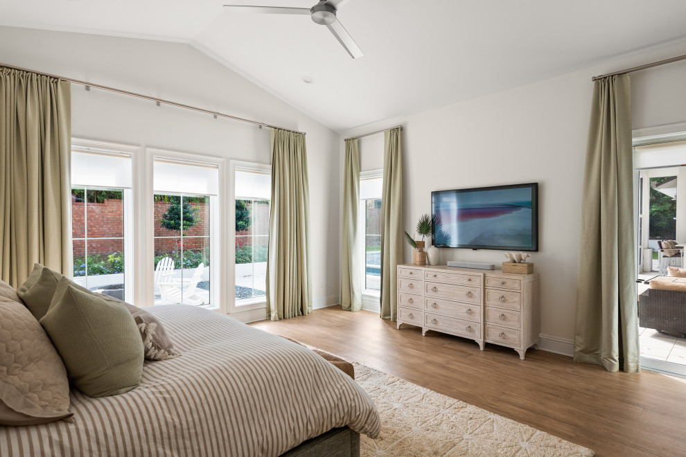 オーランドにある広いビーチスタイルのおしゃれな主寝室 (白い壁、磁器タイルの床、茶色い床) のレイアウト