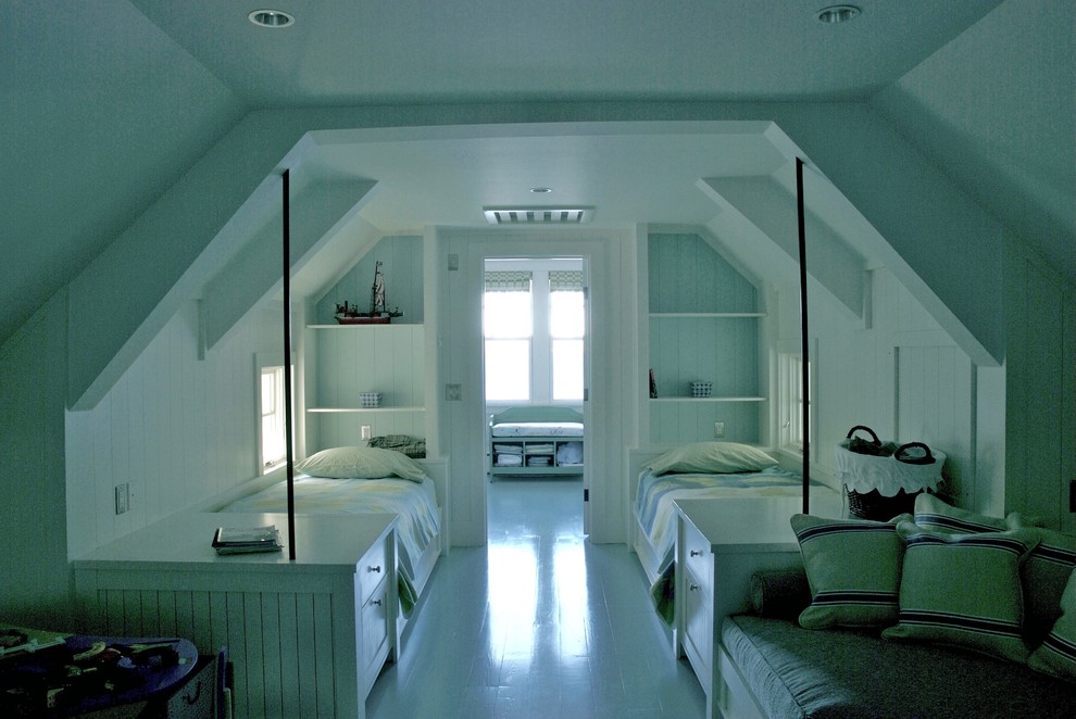 Cette photo montre une chambre d'amis craftsman avec parquet peint.