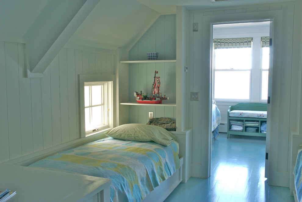 Modelo de habitación de invitados de estilo americano con paredes blancas y suelo de madera pintada