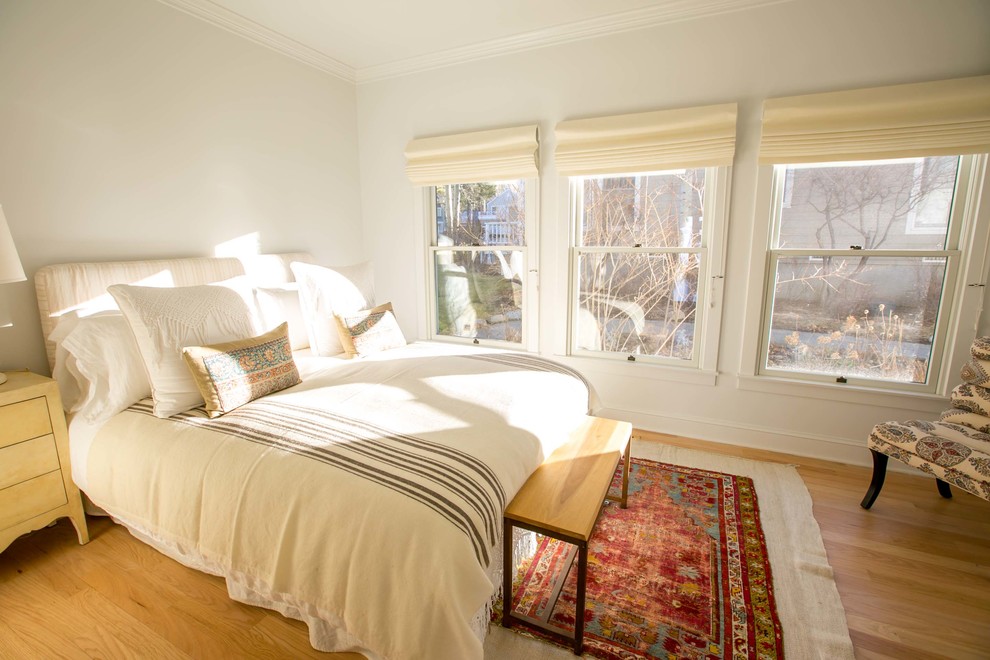 Mittelgroßes Maritimes Gästezimmer mit weißer Wandfarbe und braunem Holzboden in Sonstige