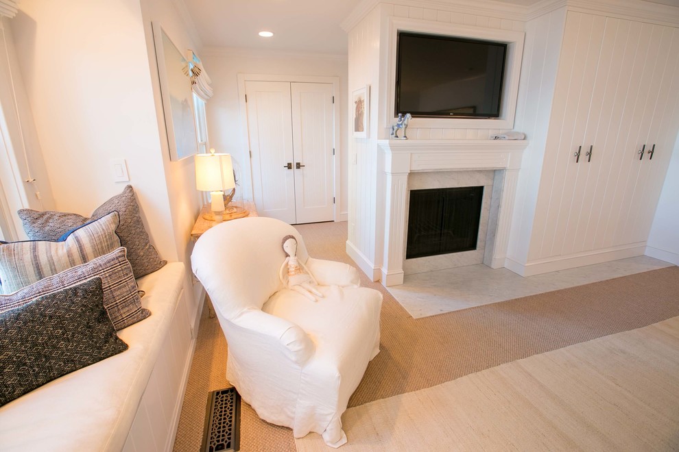 Источник вдохновения для домашнего уюта: большая хозяйская спальня в морском стиле с белыми стенами, ковровым покрытием, стандартным камином и фасадом камина из дерева