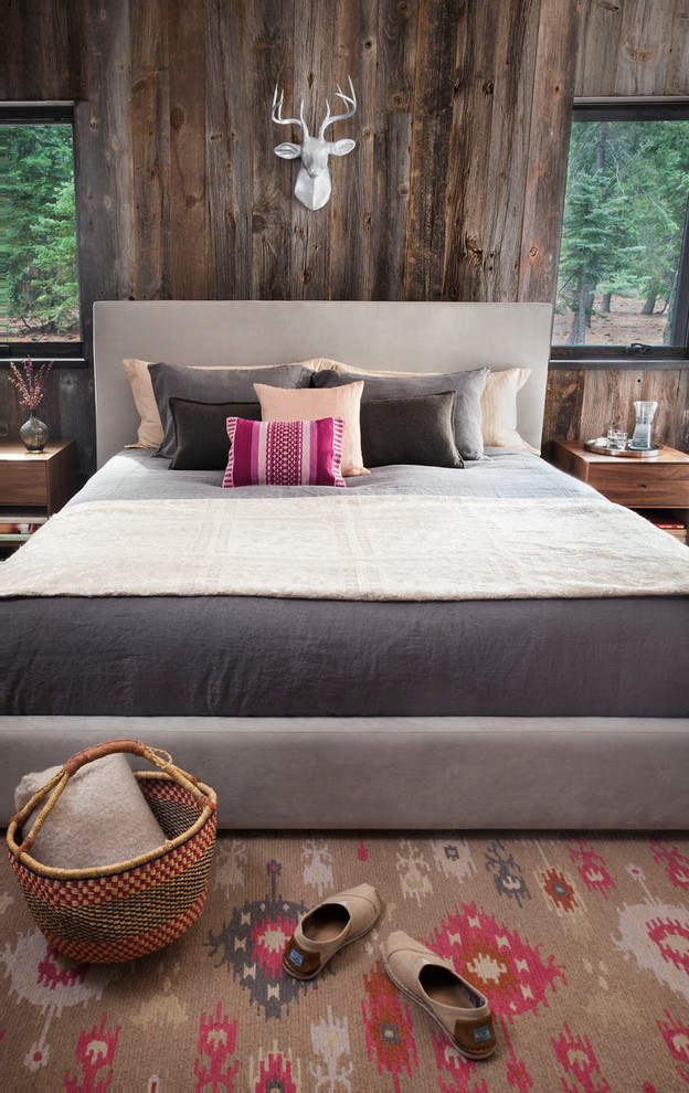 Immagine di una camera da letto rustica con pareti marroni e nessun camino
