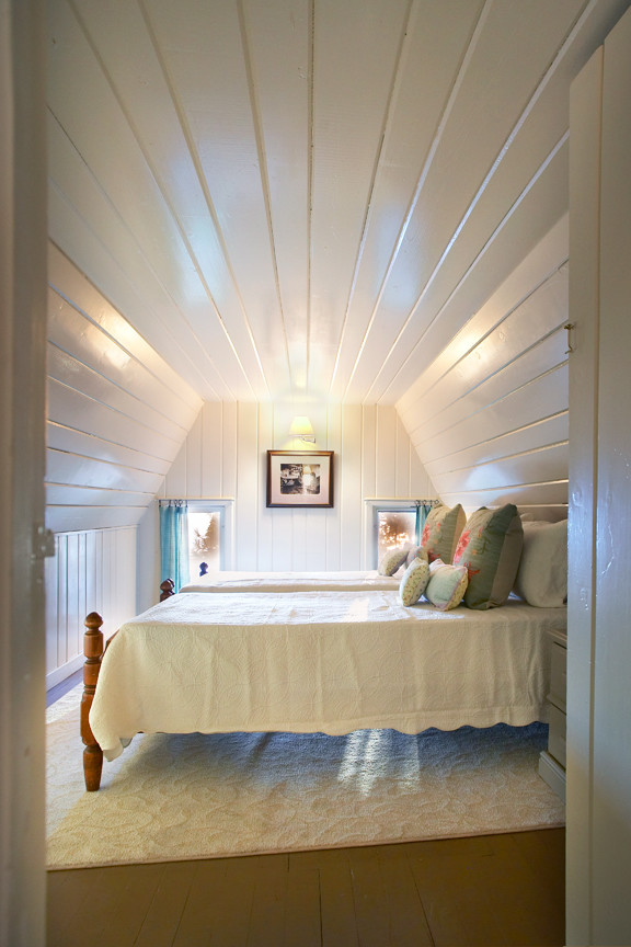 Свежая идея для дизайна: маленькая спальня в стиле рустика для на участке и в саду - отличное фото интерьера