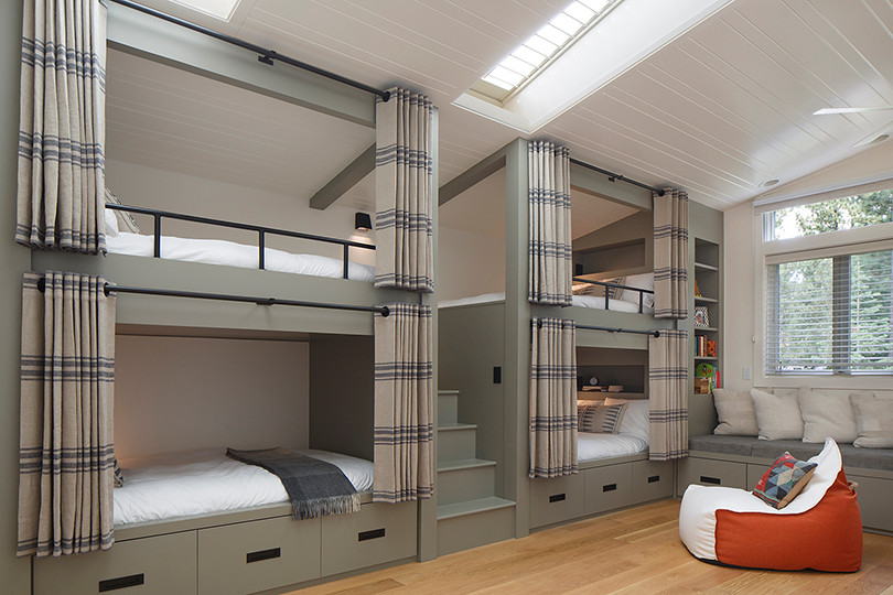 Modelo de dormitorio tipo loft urbano extra grande con paredes verdes y suelo de madera clara