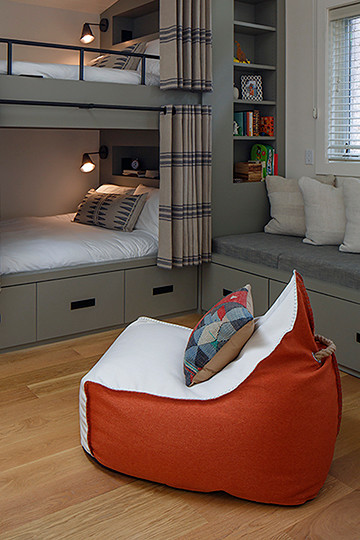 Ejemplo de dormitorio tipo loft industrial extra grande con paredes verdes y suelo de madera clara