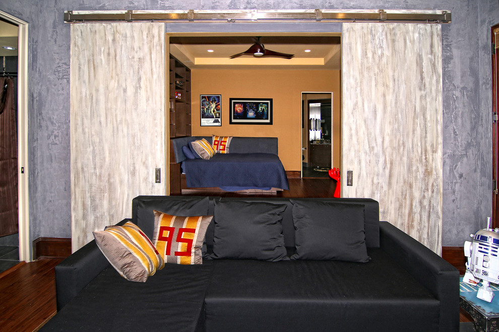 Foto di un'ampia camera da letto stile loft chic con pareti multicolore e parquet scuro