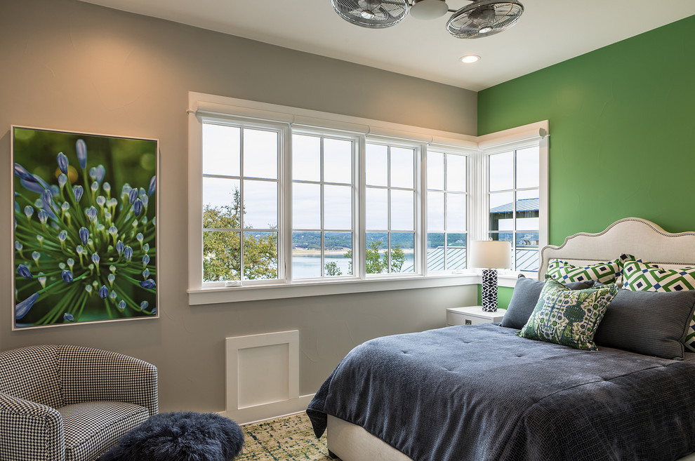 Cette image montre une chambre traditionnelle de taille moyenne avec un mur vert et un sol multicolore.
