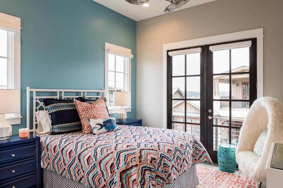 Immagine di una camera da letto classica di medie dimensioni con pareti blu