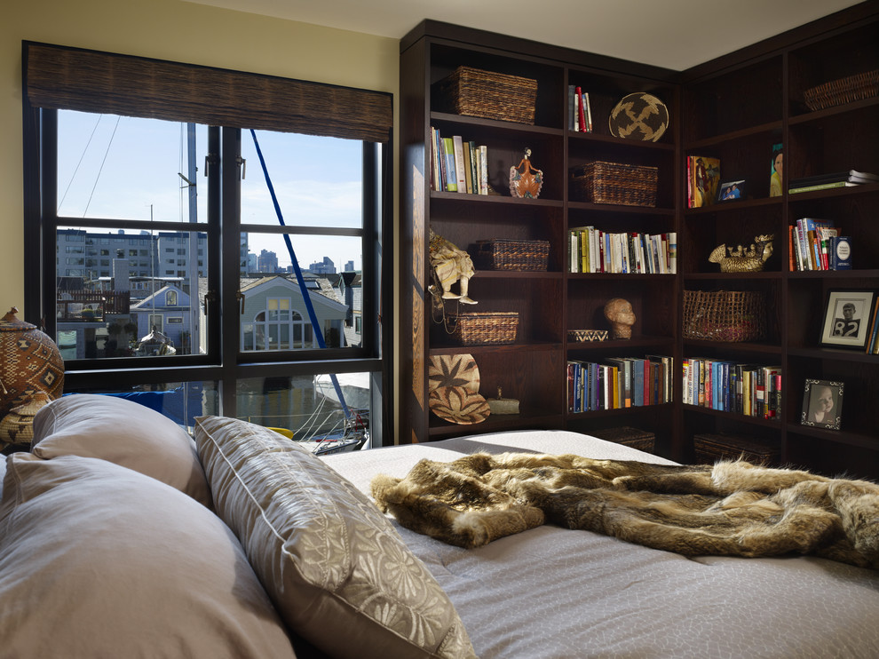 シアトルにあるコンテンポラリースタイルのおしゃれな客用寝室 (緑の壁、濃色無垢フローリング、茶色い床) のレイアウト