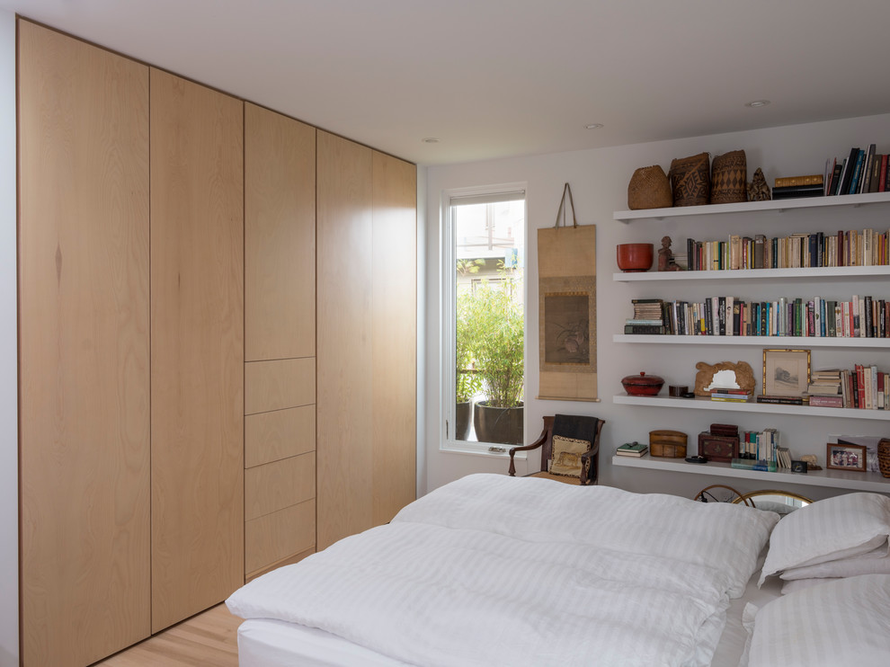 Maritimes Schlafzimmer ohne Kamin mit weißer Wandfarbe, hellem Holzboden und beigem Boden in Seattle