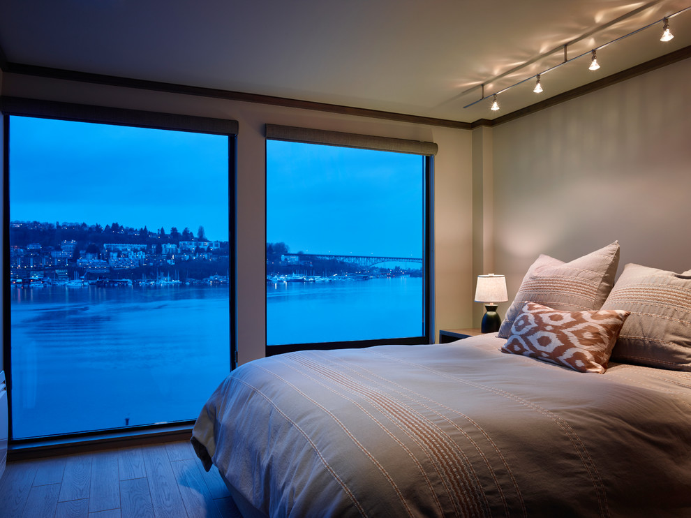 シアトルにある中くらいなコンテンポラリースタイルのおしゃれな主寝室 (グレーの壁、濃色無垢フローリング、茶色い床、暖炉なし、グレーとブラウン) のレイアウト