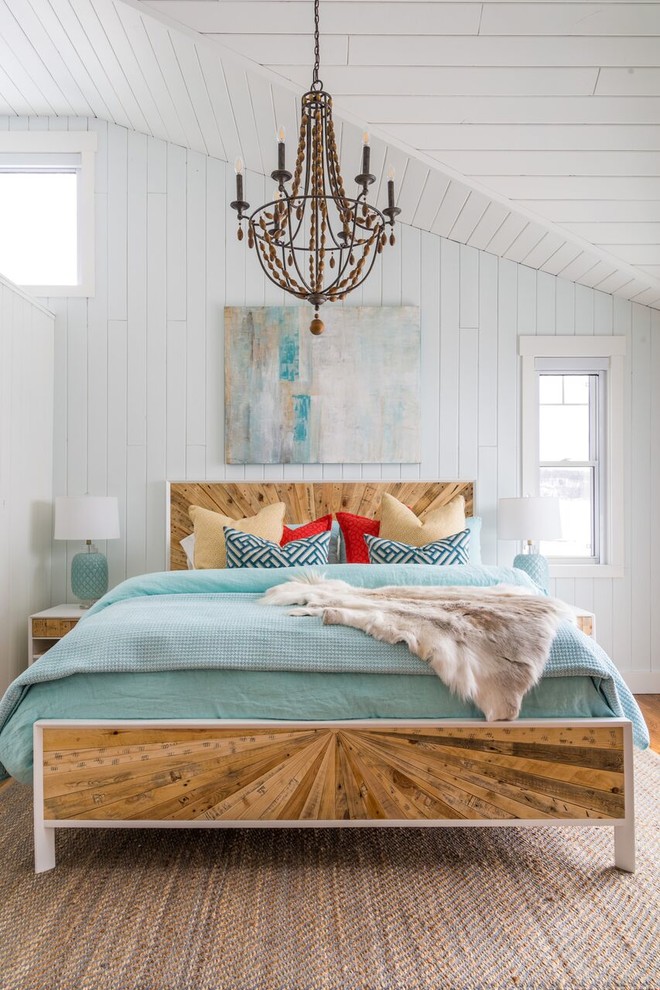 На фото: большая спальня в морском стиле с белыми стенами