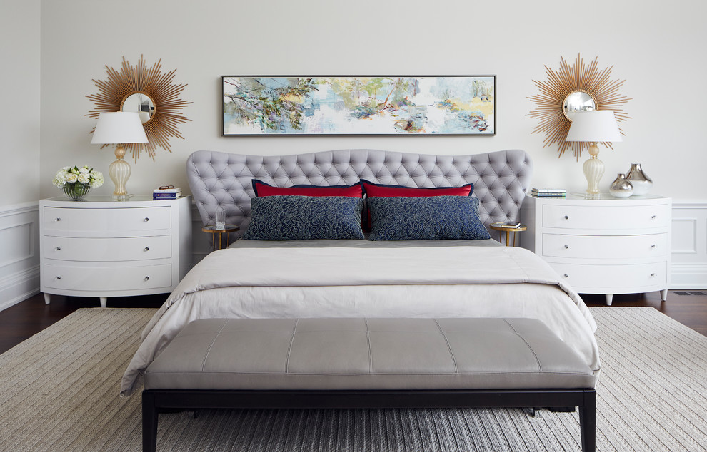 Идея дизайна: хозяйская спальня в стиле неоклассика (современная классика) с белыми стенами и темным паркетным полом без камина