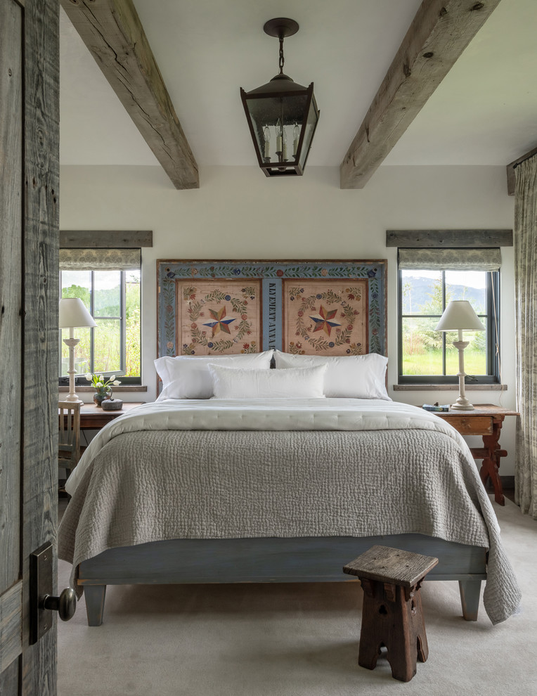 Landhaus Schlafzimmer mit grauer Wandfarbe, Teppichboden und grauem Boden in Sonstige